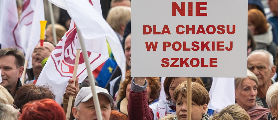Związek Nauczycielstwa Polskiego rozpoczyna akcję protestacyjną ws. zapowiadanej reformy edukacji - poinformował prezes Związku Nauczycielstwa Polskiego Sławomir Broniarz. Akcja odbędzie się pod hasłem "Nie dla chaosu w szkole". Na 19 listopada zapowiadana jest manifestacja.