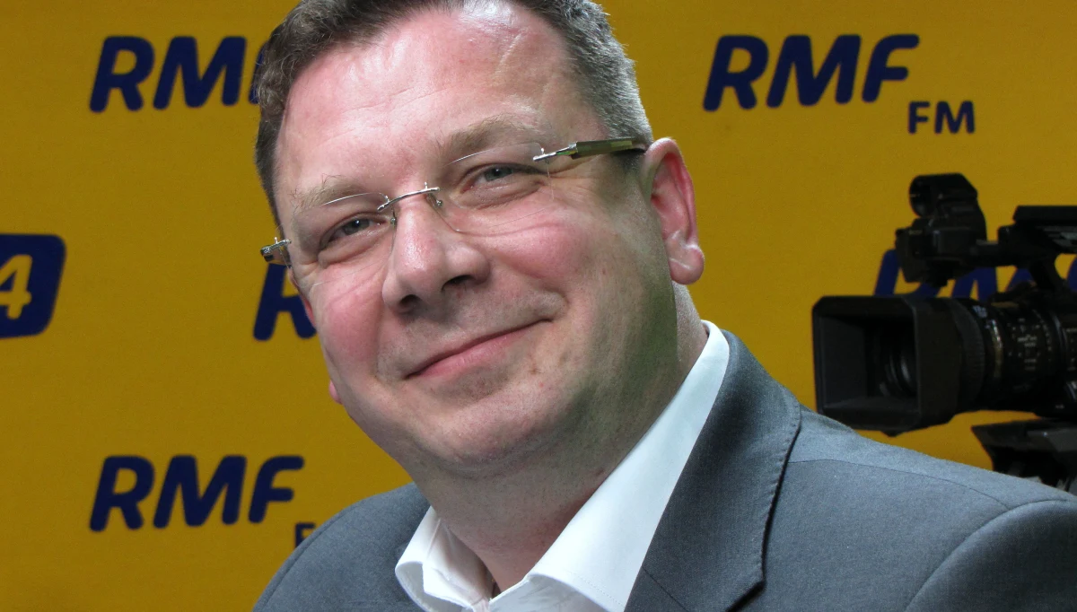 "To jest słowo przeciwko słowu" - tak wiceminister sprawiedliwości Michał Wójcik tłumaczył w Popołudniowej rozmowie w RMF FM sprawę prokuratorskiej przeszłości posła PiS Stanisława Piotrowicza. "Pan poseł jest wybitnym prawnikiem, świetnym przewodniczącym, nie mam powodów, żeby mu nie wierzyć" - dodał gość Marcina Zaborskiego. "Wiem, że (Stanisław Piotrowicz - red.) był zdegradowany. Nie degraduje się nikogo w nagrodę" - przekonywał Wójcik. Dopytywany, czy były prokurator skłamał mówiąc, że nie podpisał aktu oskarżenia przeciwko Antoniemu Pikulowi odpowiedział, że jeśli Piotrowicz twierdzi, że nie podpisał takiego dokumentu, a faktycznie to zrobił, "to oznacza, że mówił nieprawdę".