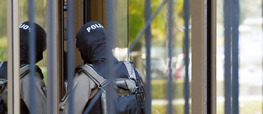 Belgijska policja zatrzymała uzbrojonego w nóż mężczyznę, który w jednym z supermarketów na obrzeżach Brukseli przetrzymywał 15 osób.