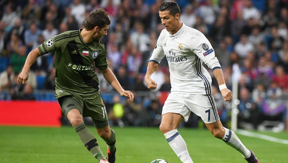 Piłkarze Legii Warszawa przegrali na wyjeździe z Realem Madryt 1:5 (1:3) w trzeciej kolejce fazy grupowej Ligi Mistrzów. Do podstawowego składu mistrzów Polski nie wrócił Michał Pazdan, który dochodzi do zdrowia po urazie barku. Trener Jacek Magiera nie zdecydował się na wystawienie w składzie żadnego napastnika. W ataku postawił na Miroslava Radovica, który latem wrócił na Łazienkowską.