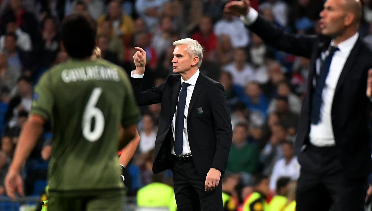 "Chcieliśmy zagrać odważnie. Dla każdego piłkarza Legii była to szansa, aby z każdą minutą jego morale było coraz wyższe" - powiedział po wtorkowym meczu z Realem Madryt trener Legii Warszawa Jacek Magiera. Legioniści przegrali na wyjeździe z Królewskimi 1:5 (1:3) w trzeciej kolejce fazy grupowej Ligi Mistrzów.