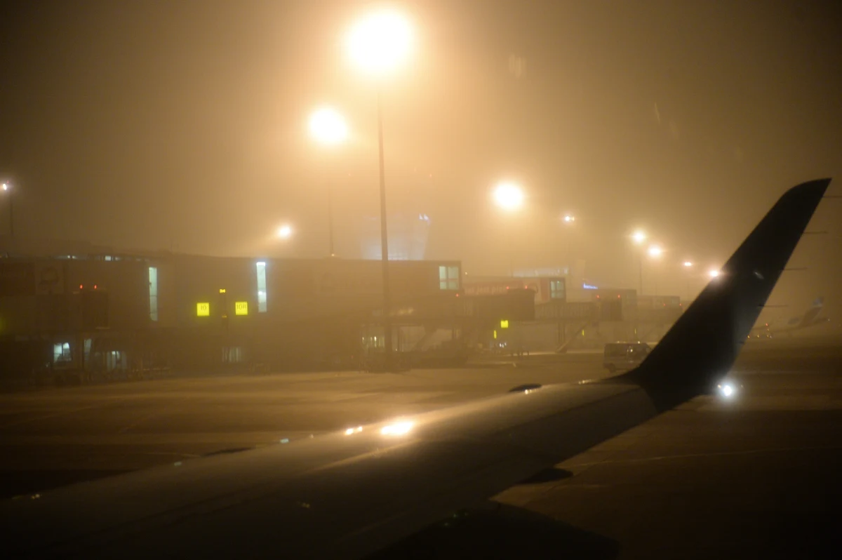 Gęsta mgła w Trójmieście sprawia kłopoty - między inny na lotnisku w Gdańsku. Odwołanych lotów jest niewiele, ale gorzej jest z lądowaniami samolotów. 