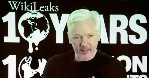 Założyciel demaskatorskiego portalu WikiLeaks Julian Assange został czasowo pozbawiony dostępu do internetu z powodu ataków na kandydatkę w wyborach prezydenckich w USA Hillary Clinton.  Informację przekazał resort spraw zagranicznych Ekwadoru.