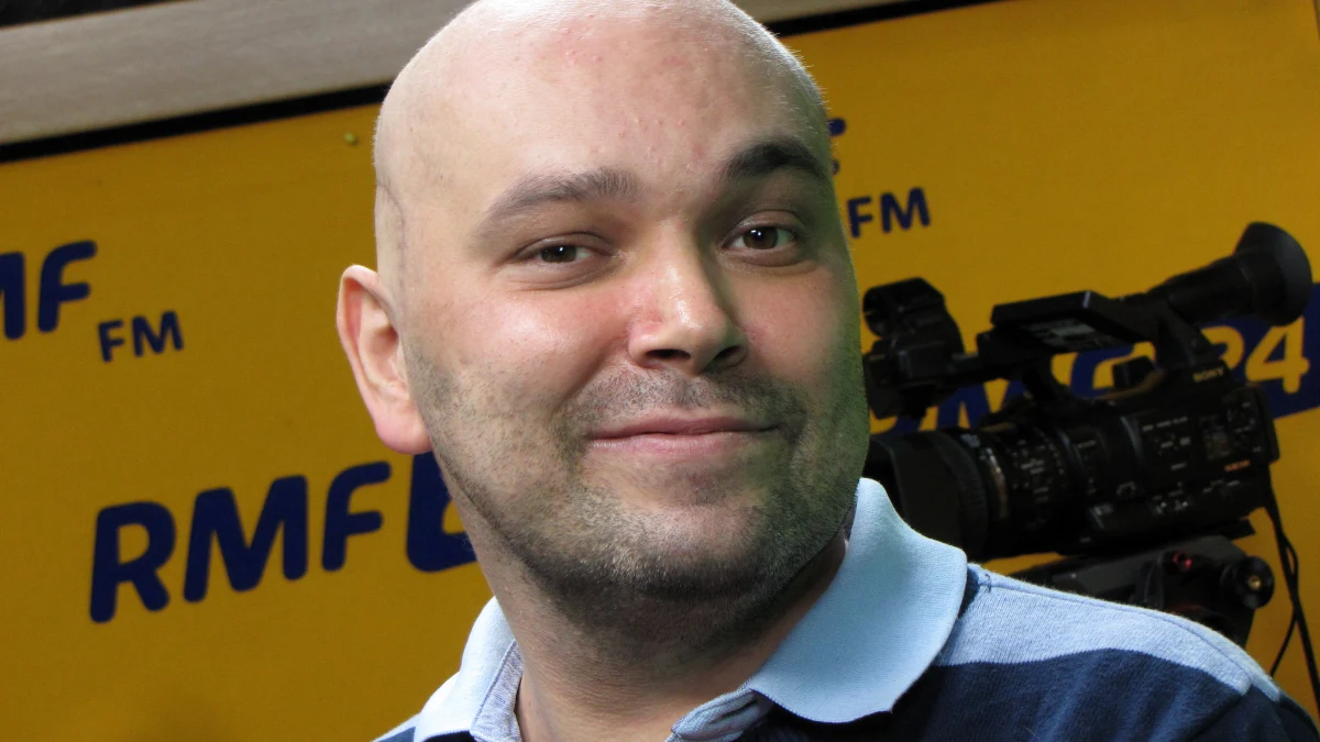 "Moja konkluzja po 3-4 miesiącach zmagań w szpitalach jest taka, że każdy minister, który chce zajmować się służbą zdrowia, powinien położyć się do szpitala i przejść tą mitręgę. Ludzi w systemie mamy świetnych, mamy świetnych lekarzy, ale system mamy chory" - mówi w Porannej rozmowie w RMF FM polityk lewicy Tomasz Kalita, który od kilku miesięcy walczy z rakiem mózgu. Robertowi Mazurkowi opowiada o "obrazie nędzy i rozpaczy": "Jest nieudolność i brak organizacji. Dlaczego nie można zostać przyjętym na konkretną godzinę? Takie proste rzeczy przerastają naszą służbę zdrowia". O pakiecie onkologicznym Tomasz Kalita mówi: "Na początku została mi założona karta - niczego więcej nie odnotowałem". Pytany zaś przez Roberta Mazurka o leczniczą marihuanę i słowa wiceministra zdrowia Jarosława Pinkasa, że nikomu ona nie pomoże, odpowiada: "Niech wiceminister porozmawia z matkami, których dzieci chorują na padaczkę (…). My nie chcemy, żeby minister traktował nas jak tych, którzy chcą być legalnymi ćpunami".