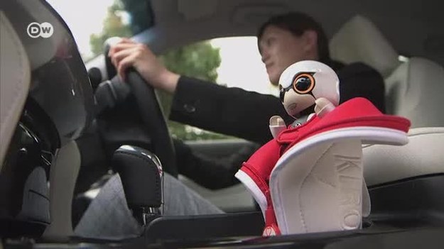 Dzięki wynalazkowi Toyoty jazda w pojedynkę nie będzie już taka nużąca. Oto robot Kirobo. Zabawka reaguje okrzykami na gwałtowne manewry i potrafi mówić podczas jazdy. Powstał z myślą o starszych kierowcach. 