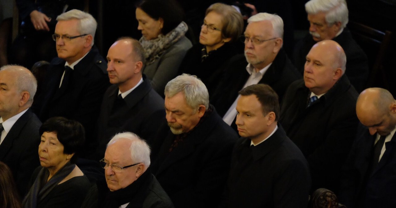 - Ostatnie słowo w życiu człowieka nie należy do śmierci, należy do życia, należy do Boga, należy do dobra, należy do miłości i do solidarności - mówił bp Grzegorz Ryś podczas mszy żałobnej w intencji Andrzeja Wajdy w kościele oo. dominikanów w Krakowie.