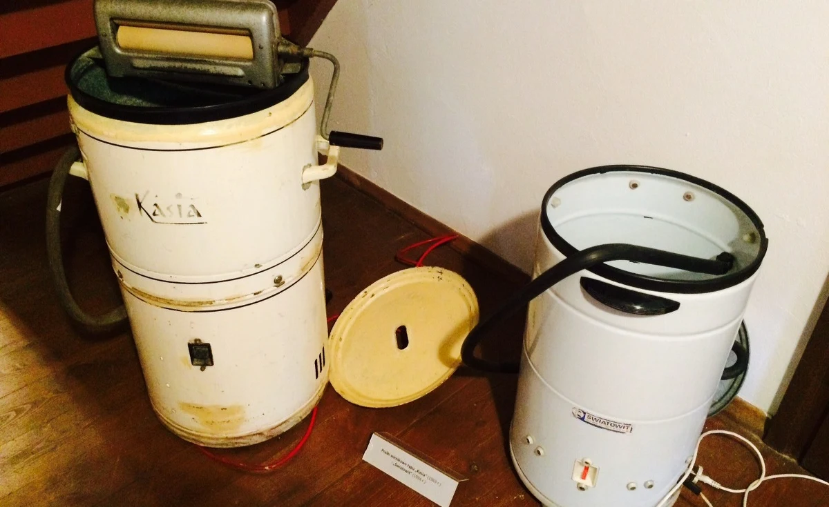 Miejsce spotkań, rozmów i plotek, czyli łódzkie pralnie. Przed wojną w mieście było 91 takich miejsc, w których tętniło bujne życie towarzyskie. Na wystawie „Łódzka praczka”, zwiedzający mogą wędrować przez czas, śledząc historię pralni prowadzonych przez Polaków, Żydów i Niemców przed II wojną światową, pralni w łódzkim getcie, czy lokatorskich pralni w PRL.