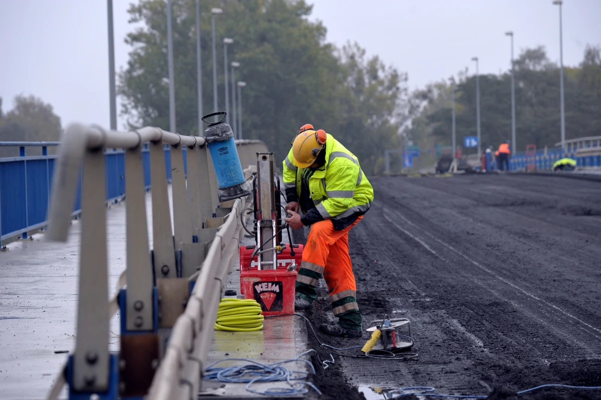 Do końca roku szczeciński Most Cłowy przestanie istnieć. Do lata gotowa ma być nowa przeprawa do Dąbia. W środę ruszyły prace rozbiórkowe.