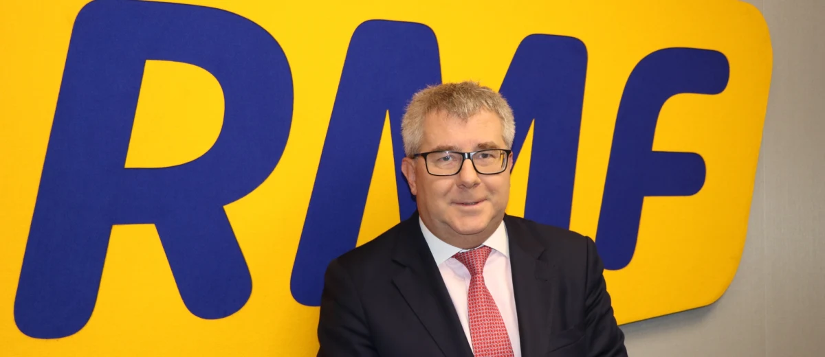 "Starcie z Andrzejem Dudą w wyborach prezydenckich będzie dla Donalda Tuska dużym ryzykiem" - mówił w Porannej rozmowie w RMF FM Ryszard Czarnecki. Gość Roberta Mazurka zarzucił też byłemu polskiemu premierowi, że oddał Komisji Europejskiej mandat do negocjacji umowy handlowej CETA z Kanadą. Wiceprzewodniczący Parlamentu Europejskiego przyznał, że nie jest entuzjastą CETA. Według niego otworzy ona bowiem drzwi do podpisania przez kraje Unii Europejskiej umowy TTIP z USA, a ta będzie miała negatywne konsekwencje dla Polski. Gość Roberta Mazurka skomentował też projekt powstania komisji weryfikacyjnej w sprawie reprywatyzacji. "Państwo polskie w Warszawie abdykowało" - stwierdził. Dodał, że PiS "nie będzie czekać na rozwój wypadków". "Wielu warszawiaków, biednych ludzi, zostało wyrzuconych z mieszkań i o nich musimy myśleć" – podkreślił Czarnecki.