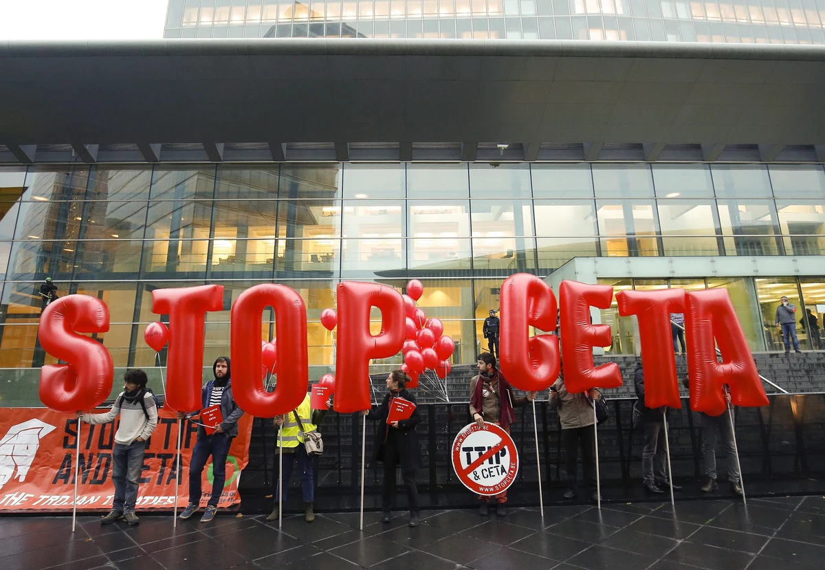 "Polska nie sprzeciwi się zawarciu umowy CETA, jeśli nasze żądania zostaną spełnione. Mamy zapewnienia, że tak będzie" - mówi naszemu reporterowi wiceminister spraw zagranicznych Konrad Szymański. To on będzie dziś towarzyszył premier Beacie Szydło na rozpoczynającym się w Brukseli unijnym szczycie. Jednym z tematów będzie właśnie umowa o wolnym handlu między Unią Europejską a Kanadą. 