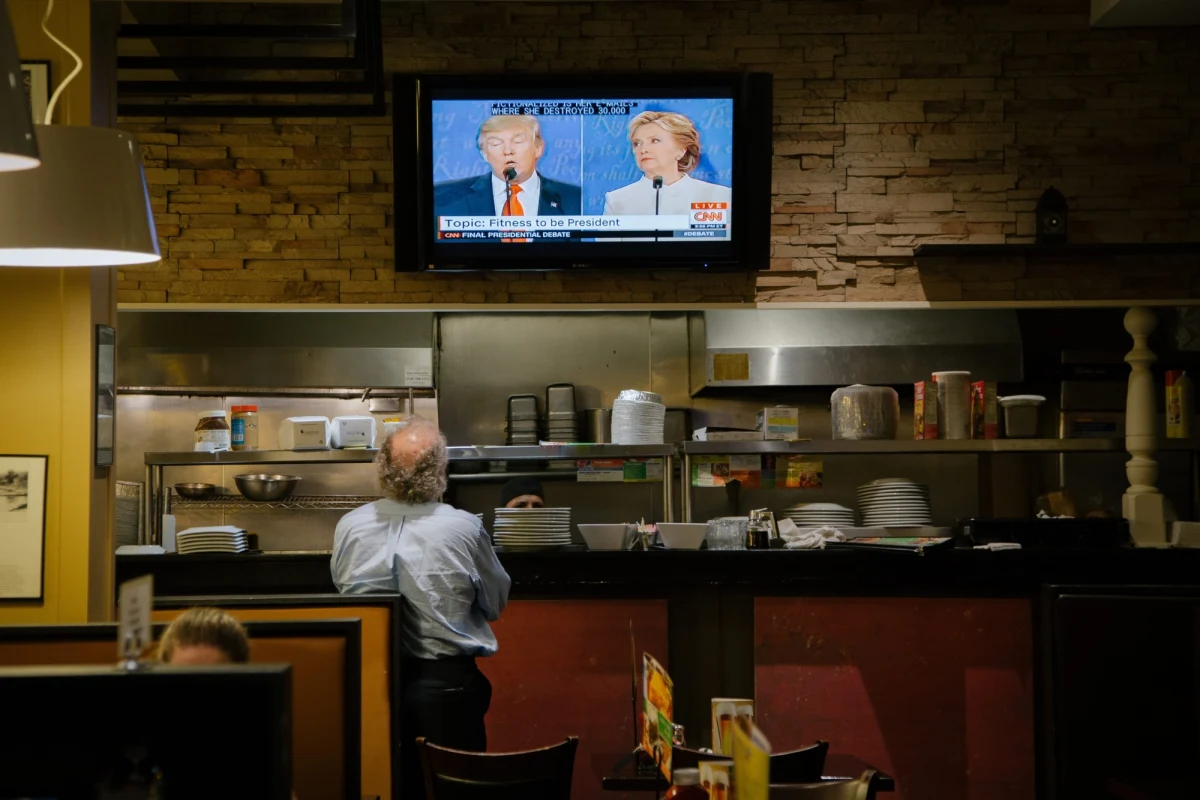Trzecia debata prezydencka zaskoczyła większość polskich komentatorów, którzy spodziewali się po niej jeszcze większych emocji niż te, które towarzyszyły drugiej. Oczekiwano ich zwłaszcza od znanego z wybuchowego charakteru Donalda Trumpa, przewidywano także mocne odniesienie się Hillary Clinton do ujawnionych w ostatnich dniach kolejnych seksualnych ekscesów z przeszłości jej kontrkandydata.
