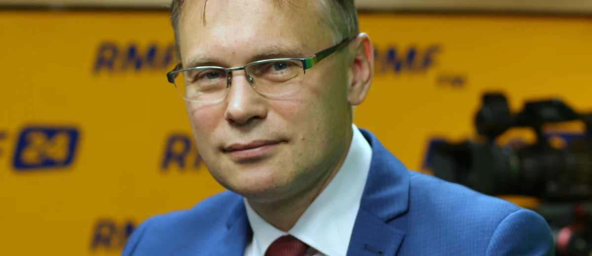 "Umowa na gębę w Smoleńsku doprowadziła do tego, że jesteśmy petentami" - tak uzasadniał zarzut zdrady dyplomatycznej poseł PiS Arkadiusz Mularczyk w Popołudniowej rozmowie RMF FM. "Wiemy, kto wynegocjował zasady śledztwa po katastrofie" - stwierdził poseł. Pytany o ustawy aborcyjne głosowane w Sejmie, krytycznie odniósł się do pomysłu referendum w tej sprawie. W wywiadzie Mularczyk nie uznał wysłania Bartłomieja Misiewicza do rady nadzorczej PGZ za błąd - określił tę decyzję jako "nieszczęśliwą".