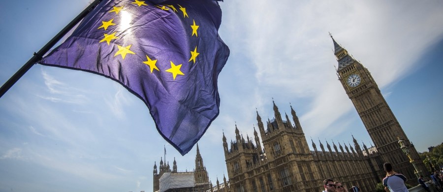 Słowo "Brexit" jest rodzaju męskiego. Do takiego wniosku doszli europejscy lingwiści sprawdzając, jak poszczególne języki państw Unii Europejskiej traktują to zjawisko. Okazuje się, że tylko rozmiłowani w płci pięknej Włosi mówią o Brexicie jak o kobiecie. Inne narody traktują go językowo jak brutalnego faceta. 