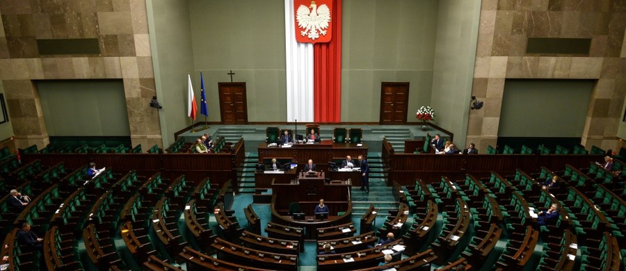 Posłowie przyjęli w czwartek wspólną "Deklarację pamięci i solidarności Sejmu Rzeczypospolitej Polskiej i Rady Najwyższej Ukrainy". Mówi ona m.in. o potrzebie bezstronnych badań historycznych i potrzebie "powstrzymywania sił, które prowadzą do sporów w naszych państwach". Za głosowało 367 posłów, przeciw było 44, a 14 wstrzymało się od głosu.