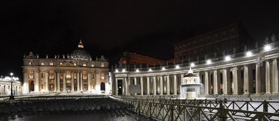 Watykański Plac Świętego Piotra ma nowe oświetlenie. Dzięki 132 nowym lampom LED zużycie prądu spadnie o 70 procent, a światło jest tak jasne, że można tam czytać w nocy. Nigdy wcześniej plac przed bazyliką watykańską nie miał tak imponującej oprawy świetlnej.