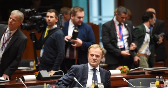 UE na szczycie w Brukseli potępiła syryjski reżim i wspierającą go Rosję za ataki na cywilów w Aleppo. "Rozważymy wszelkie dostępne opcje, jeśli naloty nie ustaną" - powiedział szef Rady Europejskiej Donald Tusk. Jak dodał, strategią Rosji jest osłabianie UE. Wspierane  przez rosyjskie lotnictwo siły syryjskiego reżimu Baszara el-Asada, bombardują od kilku tygodni miasto Aleppo.