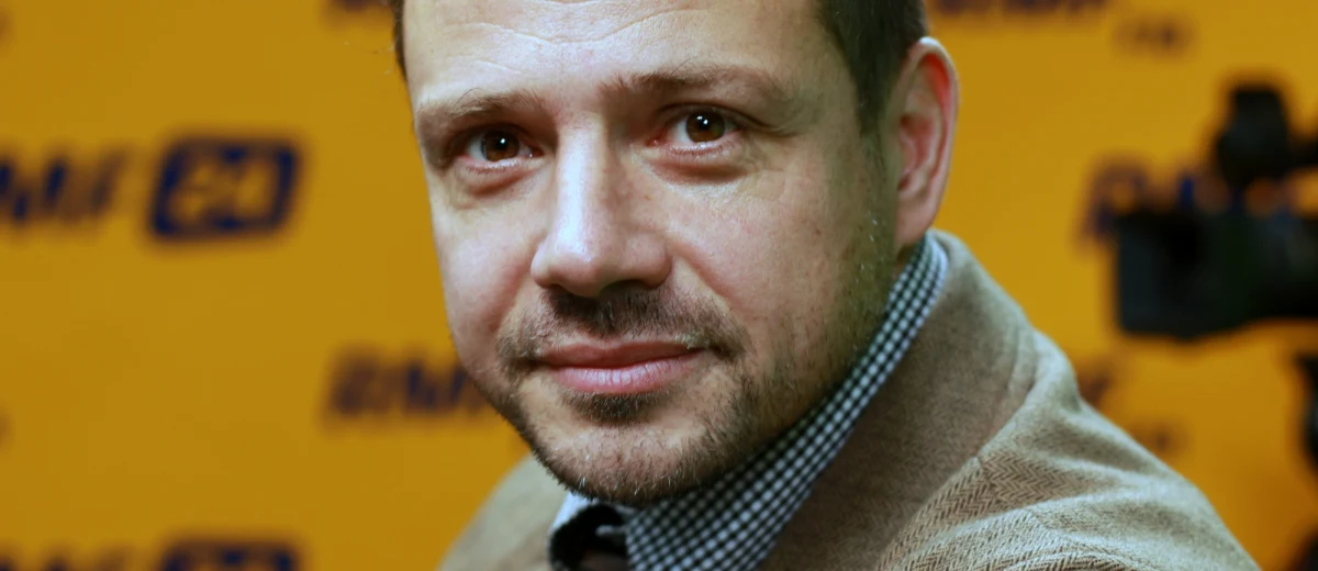 Słyszę, że pojawiają się takie pomysły, ale nie ma żadnych decyzji - tak poseł PO Rafał Trzaskowski mówi w Porannej rozmowie w RMF FM o swoim ewentualnym kandydowaniu na prezydenta Warszawy. Gość Roberta Mazurka podkreśla, że mówienie o tym, co wydarzy się za dwa lata, to polityczne science-fiction. Trzaskowski przyznaje, że to, co w tej chwili dzieje się w Warszawie w sprawie reprywatyzacji, to duży problem, także dla Platformy Obywatelskiej. "Nie chcę usprawiedliwiać tego, co się działo i mówić, że nie ma problemu. Problem jest olbrzymi i również jest odpowiedzialność, która ciąży na pani prezydent Hannie Gronkiewicz-Waltz" - przyznaje Trzaskowski. Według niego w tej chwili najważniejsze jest to, że prezydent stolicy mówi, iż chce to wyjaśnić do dna. "Dałbym jej szansę wyjaśnić tę sprawę, bez tego politycznego ciężaru, który próbuje narzucić PiS" - mówi gość Roberta Mazurka. 