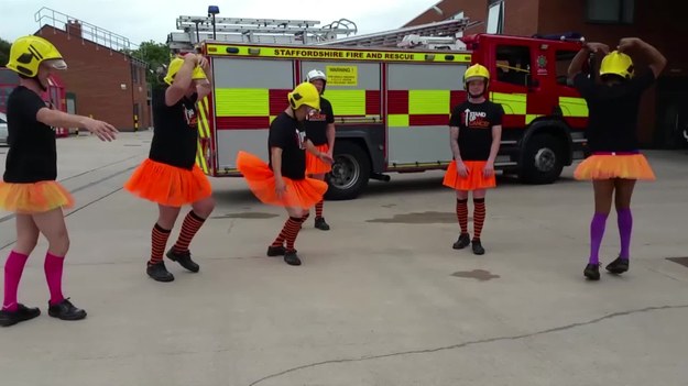 Strażacy z Staffordshire postanowili wesprzeć akcję "Stand Up To Cancer", żeby zwrócić uwagę na problem choroby. Zrobili to w bardzo oryginalny sposób. Zobaczcie.