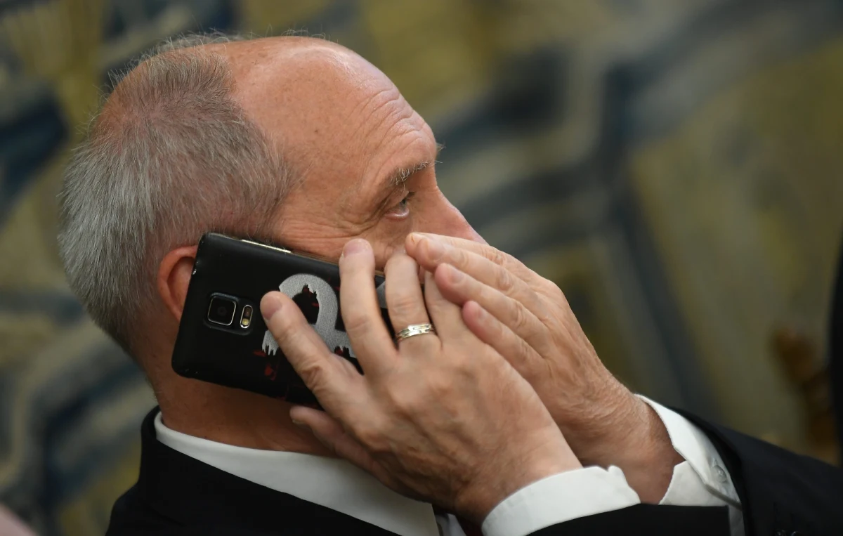 Obiecaliśmy Francuzom, że kupimy od nich Caracale, więc zrezygnowali ze sprzedania Mistrali Rosjanom. Zamiast Caracali od Francuzów kupujemy jednak Black Hawki od Amerykanów, więc Francuzi, którzy swoje Mistrale sprzedali w tym czasie Egipcjanom nie chcą nam sprzedać łodzi podwodnych, za to Egipcjanie sprzedali Mistrale Rosjanom, z tym, że to nieprawda. Albo prawda - to zależy, o której to czytacie.