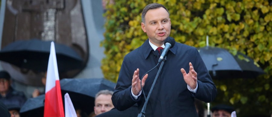 Prezydenturę Andrzeja Dudy pozytywnie ocenia 56 proc. ankietowanych, a negatywnie - 34 proc. - wynika z październikowego sondażu CBOS. Z kolei krytyczną opinię o Sejmie ma 60 proc. badanych, a pozytywną - 27 proc. 
