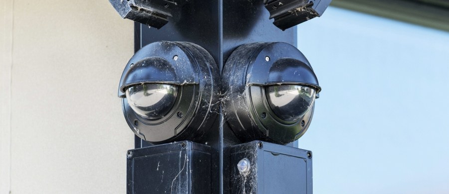 ​Moskwa pod pełną kontrolą. W rosyjskiej stolicy do końca roku ustanowionych zostanie ponad 500 kamer, które będą śledziły i pozwalały karać kierowców. I to nie tylko za przekroczenie prędkości, ale np. za przekroczenie linii ciągłej. Obecnie system to blisko tysiąc kamer działających również jako fotoradary.