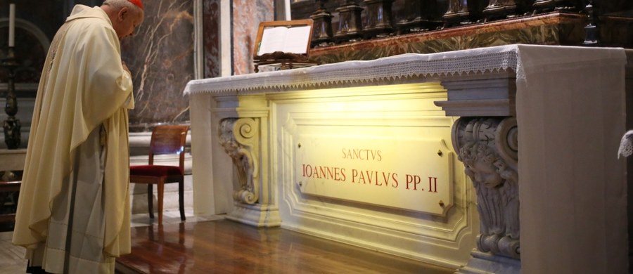 W przypadający w sobotę dzień wspomnienia liturgicznego świętego Jana Pawła II przy jego grobie w bazylice watykańskiej odprawiono rano mszę. Przewodniczył jej metropolita krakowski kardynał Stanisław Dziwisz.
