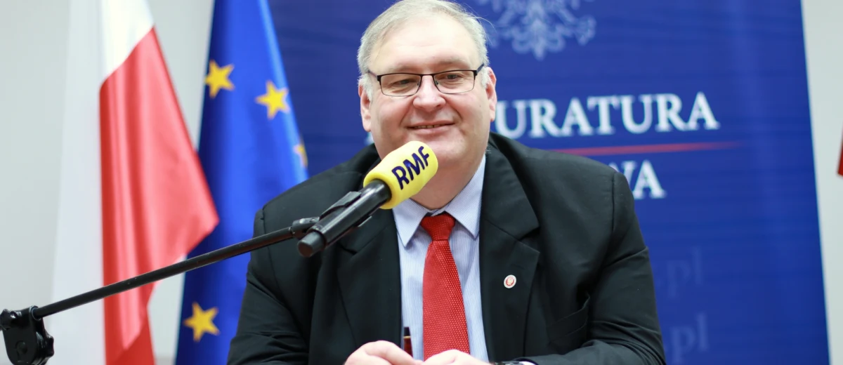 "Wyobrażam sobie, że w Polsce nie ma świętych krów, każdy może trafić do więzienia, jeśli popełni przestępstwo” – stwierdził Prokurator Krajowy Bogdan Święczkowski w RMF FM pytany o możliwość skazania byłych prokuratorów zajmującymi się sprawami reprywatyzacji w Warszawie. Brak reakcji śledczych w tej kwestii określił mianem „rzeczy niebywałej i niespotykanej”. Dodał, że w przypadku winnych wielomilionowych wyłudzeń spodziewa się „bardzo surowej kary pozbawienia wolności”. Gość Krzysztofa Ziemca odniósł się do pytań o zaangażowanie śledczych w kontrakt na zakup Caracali dla polskiej armii – „prokuratura zajmie się całym procesem zakupu helikopterów tego typu (…) od początku działań podjętych kilka lat temu, aż do chwili obecnej”. „Od początku do końca proces wyboru tego śmigłowca był dla mnie nie do końca zrozumiały” – dodał.