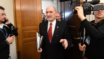 Macierewicz: Decyzja o stałej obecności wojsk NATO efektem wyborów w 2015 roku