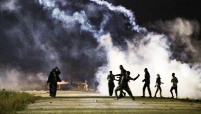 Zamieszki w "dżungli" w Calais. Imigranci obrzucili policjantów kamieniami