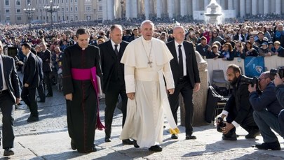 Papież modli się za Irak: Okrucieństwo wywołuje łzy i pozostawia bez słów