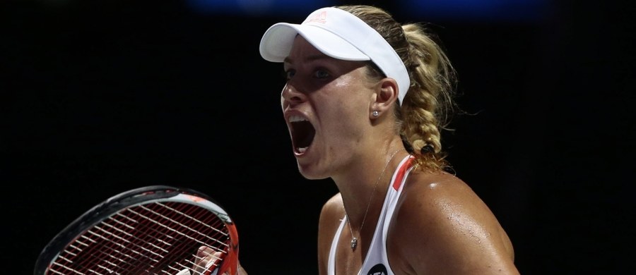 Liderka rankingu tenisistek Niemka polskiego pochodzenia Angelique Kerber pokonała Słowaczkę Dominikę Cibulkovą 7:6 (7-5), 2:6, 6:3 w meczu Grupy Czerwonej turnieju WTA Finals w Singapurze. W poniedziałek do rywalizacji przystąpi Agnieszka Radwańska.
