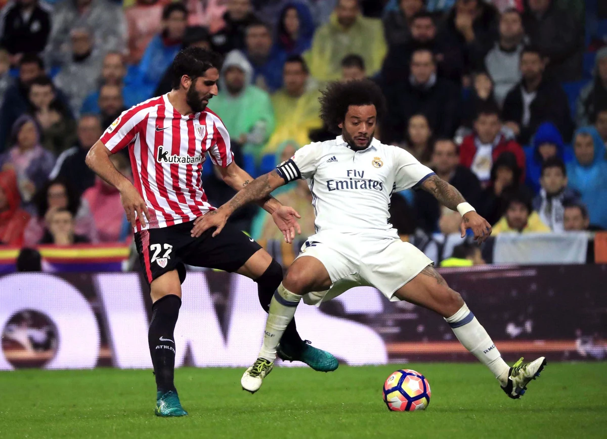 Piłkarze Realu Madryt pokonali u siebie Athletic Bilbao 2:1 w meczu 9. kolejki hiszpańskiej ekstraklasy i awansowali na pierwsze miejsce w tabeli. Dotychczasowy lider - Atletico Madryt - doznał pierwszej porażki w sezonie, 0:1 na wyjeździe z Sevillą.