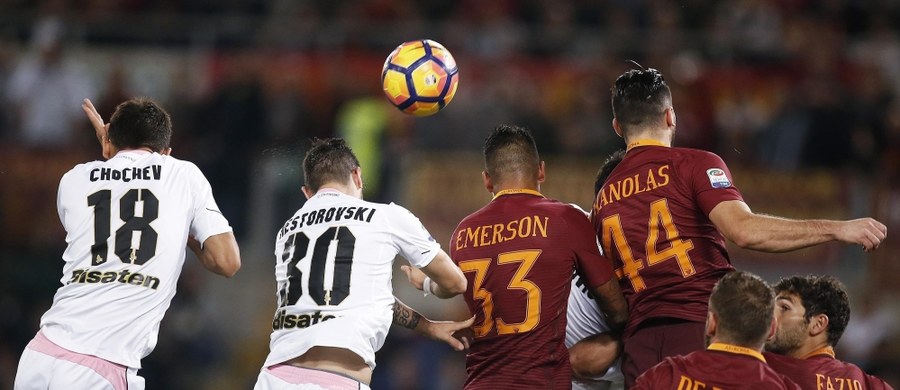 Roma, z Wojciechem Szczęsnym w bramce, pokonała u siebie Palermo 4:1 w 9. kolejce włoskiej ekstraklasy piłkarskiej i wróciła na drugie miejsce. W defensywie gości całe spotkanie rozegrał Thiago Cionek. Dzień wcześniej porażki doznał lider Juventus Turyn.