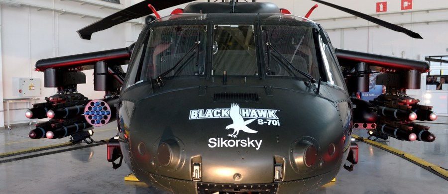 "Sikorsky część Lockheed Martin jest w trakcie wstępnych rozmów z polskim Ministerstwem Obrony, aby poznać wymagania dotyczące wojskowych śmigłowców. Oczekujemy z niecierpliwością na rozpoczęcie negocjacji, żeby zdobyć ten ważny kontrakt" - pisze do naszego amerykańskiego korespondenta Pawła Żuchowskiego Frans Jurgens z biura prasowego firmy Sikorsky. To pierwsze oficjalne - choć bardzo krótkie - oświadczenie tej firmy w sprawie ewentualnego zakupu śmigłowców Black Hawk dla polskiej armii. 