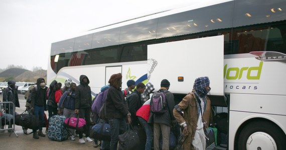 Prawie 6,5 tysiąca osób ma w tym tygodniu opuścić nielegalne obozowisko uchodźców we francuskim Calais. Rozpoczęła się akcja likwidacji tzw. nowej dżungli. Według francuskiego MSZ, ewakuacja przebiega w spokoju i pod kontrolą.