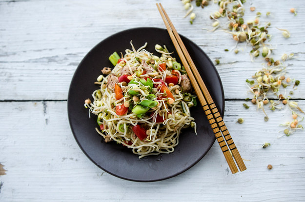 Chow mein - smażony makaron rodem z Chin, którym zajada się cały świat - z Amerykanami na czele. Będziesz zaskoczony, jak szybko możesz zrobić to danie w swoim domu! W kilkanaście minut przygotujesz wyjątkową potrawę, którą zachwycisz rodzinę i znajomych!