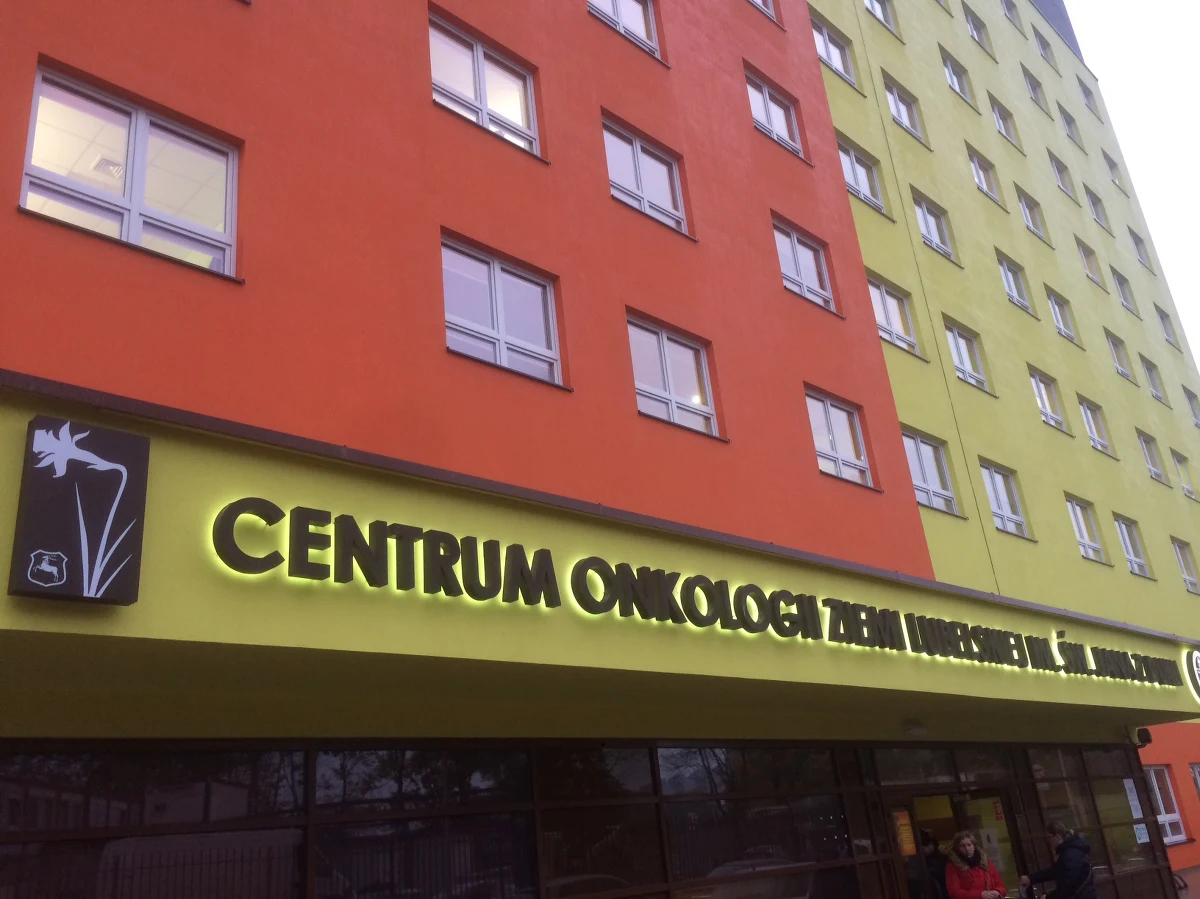 Rozbudowa Centrum Onkologii Ziemi Lubelskiej wstrzymana. Polsko-czeskie konsorcjum wykonujące prace zeszło z budowy. Mimo gwarancji bankowej na ponad 60 milionów złotych, że otrzyma pieniądze za wykonanie prac. W piątek dyrekcja centrum usiłowała przekazać odpowiednie dokumenty wykonawcom, ale nagle wszyscy pełnomocnicy a nawet faksy były nieosiągalne.  