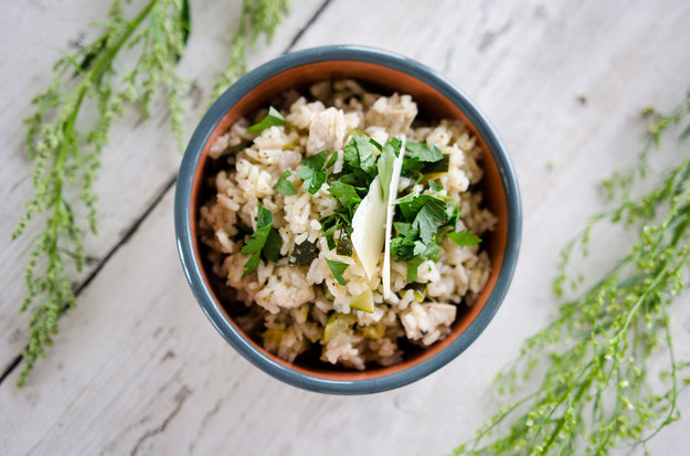 Każdy lubi risotto! Pyszne, północnowłoskie danie to dziś jedna z popularniejszych form przygotowania ryżu. To, co znajdzie się na talerzu obok azjatyckiego zboża, jest już fantazją każdego z nas. U nas wyborna propozycja - risotto z kurczakiem, które zawsze się udaje!