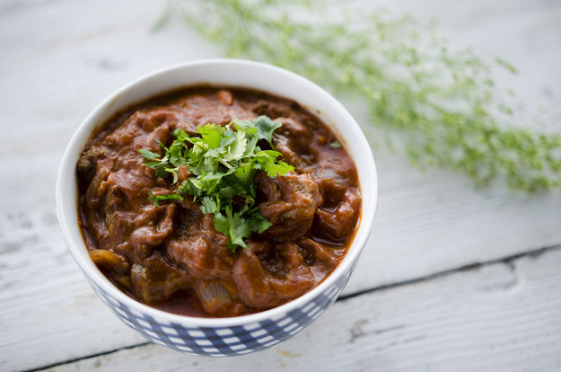 Kurczak tikka masala, choć z pozoru wydaje się być daniem orientalnym, to jest już dziś narodową potrawą Wielkiej Brytanii. Wyjątkowy kurczak podany w przepysznym sosie masala, który jest jeszcze bogatszy w smaku niż curry! Zobaczcie, jak prosto przygotować taki obiad - rodzina i znajomi będą zachwyceni!

Przepis na sałatkę z burakami znajdziesz  TUTAJ.


Polub profil Smaker.pl na Facebooku! Kliknij  TUTAJ .