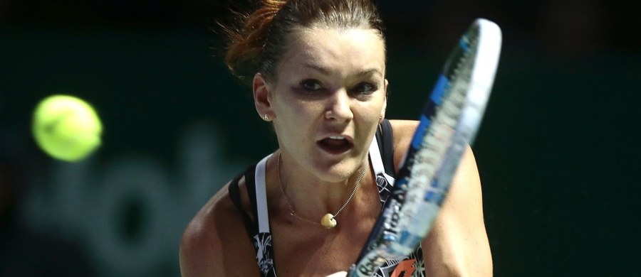 Rozstawiona z "dwójką" Agnieszka Radwańska występ w kończącym sezon turnieju masters - WTA Finals w Singapurze rozpoczęła od porażki. Broniąca tytułu polska tenisistka przegrała w pierwszym meczu Grupy Białej z Rosjanką Swietłaną Kuzniecową (8.) 5:7, 6:1, 5:7. Spotkanie trwało dwie godziny i 49 minut. W 10. gemie trzeciej odsłony Radwańska miała piłkę meczową.