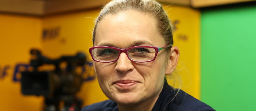 "Kobiety w opresji mają prawo się potwornie bać. Używają takiego języka, by wyrazić swój sprzeciw" - powiedziała w Popołudniowej rozmowie w RMF FM polityk lewicy Barbara Nowacka. W ten sposób odniosła się do dzisiejszych demonstracji kobiet, które są kontynuacją "czarnego protestu". Ta inicjatywa "jest po to, żeby kobiety - i wspierający je mężczyźni - przypomnieli rządzącym, o czym był 'czarny protest'. To nie było tylko o prawie aborcyjnym. To było o godności, bezpieczeństwie, sytuacji ekonomicznej i materialnej" - punktowała polityk. Marcin Zaborski zapytał swojego gościa również o historię Natalii Przybysz, która opowiedziała o tym, jak dokonała aborcji. Nowacka stwierdziła: "Spotyka ją za to fala hejtu. Wszyscy zastanawiają się nie dość, czy kobiety mają prawo do aborcji, a w ogóle, jak o niej mogą mówić. To jest kolejne nakładanie kagańca". "Każdy projekt, który ma zaostrzyć i tak już istniejący w Polsce zakaz aborcji, bardzo restrykcyjne prawo aborcyjne, oczywiście jest drakoński, bo jeżeli z bardzo złego przepisu, jaki w tej chwili mamy, dotyczącego aborcji, mamy jeszcze zabrać kolejną przesłankę - to i tak jest średniowiecze" - podkreśliła Nowacka. "Ja cieszę się, że PiS chce pomagać osobom wykluczonym, biednym, tylko naprawdę nie rozumiem, dlaczego nagle łączą to z tematyką aborcyjną. To naprawdę nie ma nic do rzeczy" - zaznaczyła polityk.