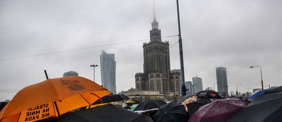 W całym kraju odbywały się w poniedziałek demonstracje i różnego rodzaju happeningi organizowane w ramach II Ogólnopolskiego Strajku Kobiet. Podobnie jak podczas poprzedniej akcji "czarnemu protestowi" towarzyszyły kontrmanifestacje. W Warszawie doszło nawet do przepychanek między protestującymi kobietami i działaczami ruchów pro-life. Interweniowała policja. 