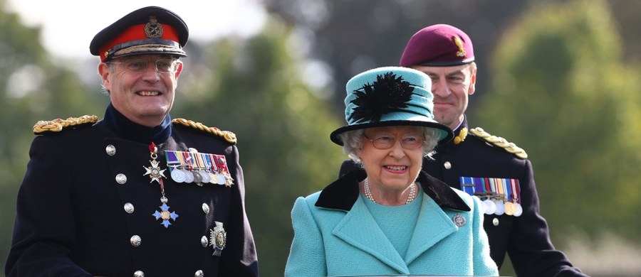 Brytyjska królowa Elżbieta II poszukuje asystentki. Podejmie ona pracę w zespole odpowiedzialnym, za wysyłanie okolicznościowych kartek gratulacyjnych poddanym. Pensja na tutejsze warunki nie jest wygórowana - 21 tys. funtów rocznie – ale asystentka (lub asystent), będzie pracować w Pałacu Buckingham, a  to łączy się z prestiżem. 