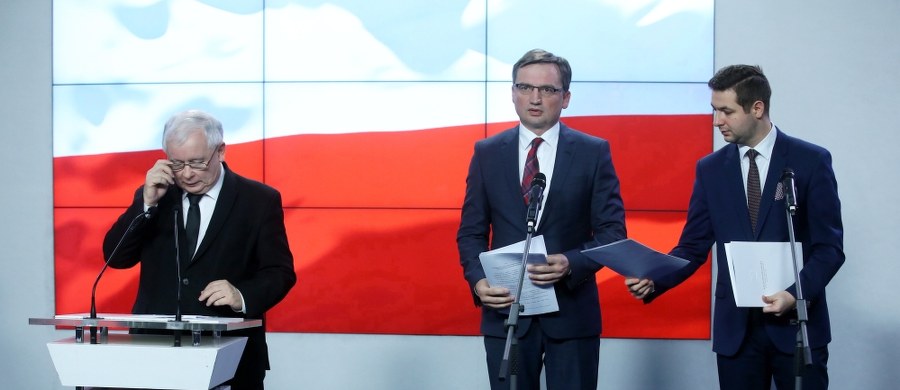 Jak po roku rządów Prawa i Sprawiedliwości widziana jest Polska za granicą? Światowe media piszą o sporze konstytucyjnym i fali protestów przeciw ustawie antyaborcyjnej. W gazetach za Oceanem można przeczytać, że nasz kraj "przez długi czas był prymusem Europy Wschodniej, lecz w ostatnim czasie schodzi na drogę prawicowej dyktatury" - donosi nasz korespondent w USA. Z kolei media w Moskwie zarzucają polskim władzom rusofobię. 