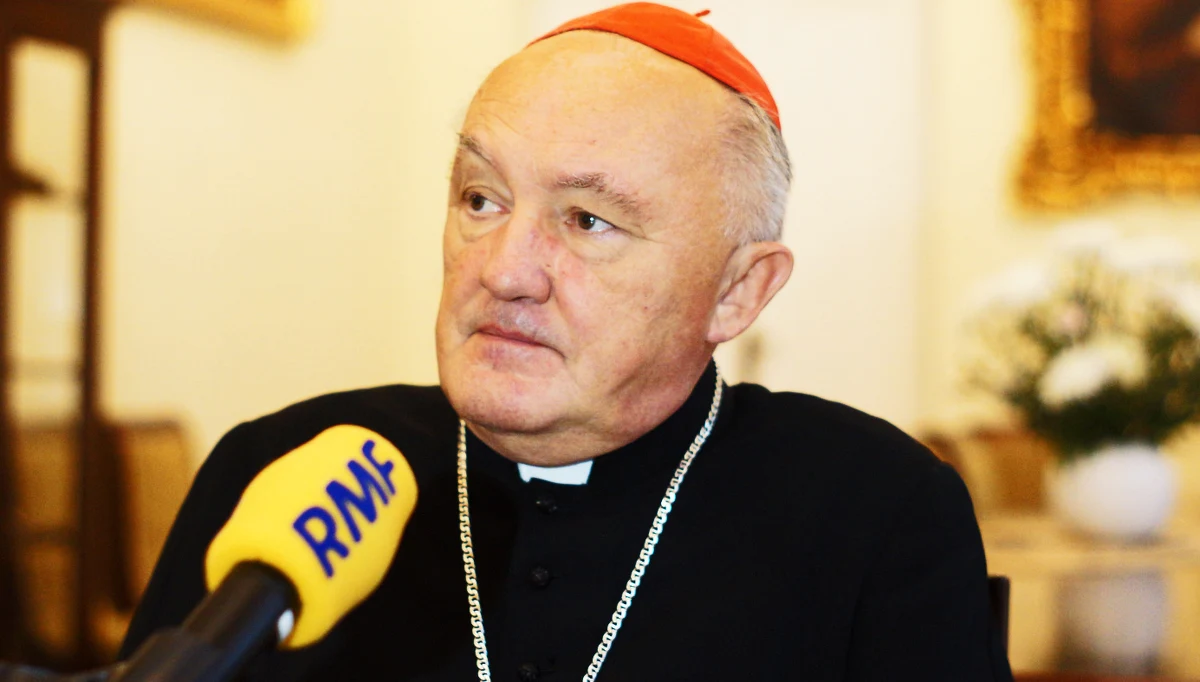 "Nie spodziewałbym się wypowiedzi Kościoła oficjalnej, ponieważ nigdy nie wypowiadaliśmy się komentując działania prokuratury" - mówił kard. Kazimierz Nycz w Porannej rozmowie w RMF FM, komentując kwestię listu części rodzin ofiar katastrofy smoleńskiej, w którym apelują oni m.in. o to, żeby Kościół zabrał głos ws. ekshumacji. "Nie wypowiadam się w imieniu Episkopatu, bo nie mam do tego prawa, ale powiem w taki sposób: duchowo i empatycznie jestem absolutnie po stronie rodzin, które mają pytania, wątpliwości, albo jest im przykro, że będą musiały traumę sprzed 6 lat przeżywać w pewnym sensie raz jeszcze" - mówił metropolita warszawski. Jak dodał, "trzeba bardzo wyraźnie społeczeństwu wyjaśniać, dlaczego to jest konieczne i co może zmienić, co może wnieść nowego, bo w przeciwnym wypadku rodziny - ale nie tylko rodziny, ludzie patrzący na to z zewnątrz - mają prawo mieć wątpliwości".