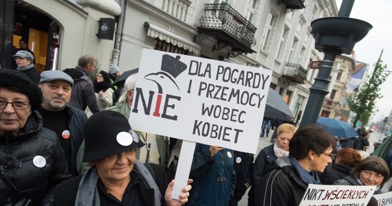 Stołeczni policjanci chcą postawić zarzuty kobiecie, która podczas wczorajszego "czarnego protestu" miała uderzyć jednego z funkcjonariuszy. Miało do tego dojść podczas przepychanek między uczestnikami protestu i działaczami ruchów pro-life w okolicy warszawskiej stacji metra Centrum.