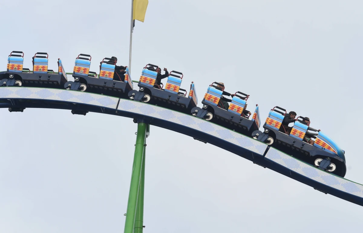 Młoda Brytyjka nie została wpuszczona na rollercoastera, bo... miała za duży biust. Decyzję tłumaczono względami bezpieczeństwa. 