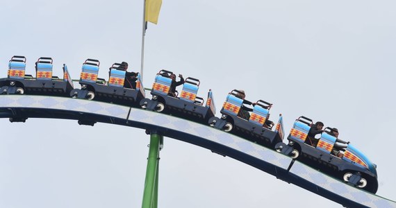 Młoda Brytyjka nie została wpuszczona na rollercoastera, bo... miała za duży biust. Decyzję tłumaczono względami bezpieczeństwa. 