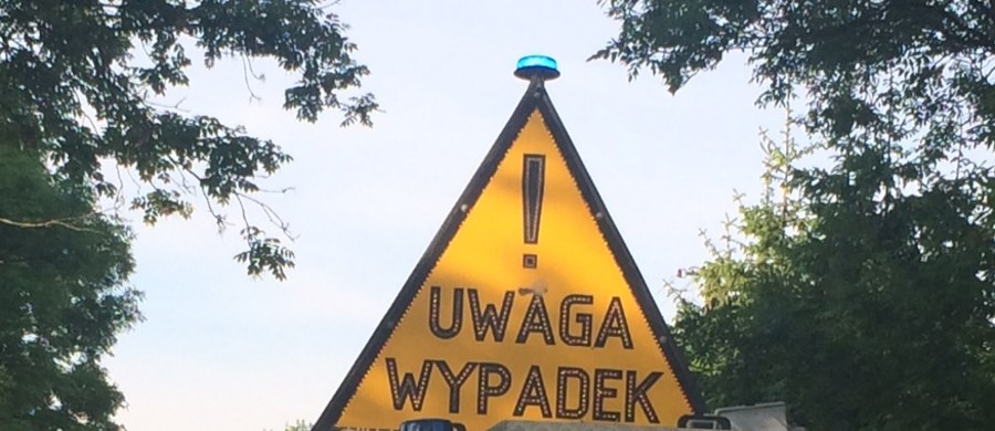 Wypadek na "krajowej" nr 74 w Kostomłotach Drugich w Świętokrzyskiem. Po południu autobus przewożący dzieci zderzył się tam z betoniarką. 10 osób zostało rannych. 