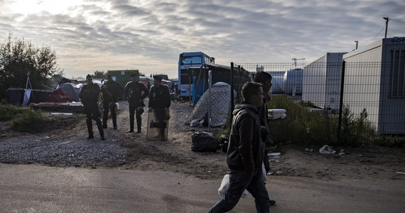 Likwidacja wielkiego obozowiska imigrantów w Calais, zwanego "nową dżunglą", przebiegła szybciej, niż przypuszczano. Tak nadsekwańska prasa komentuje dziś fakt, że w ciągu zaledwie dwóch dni udało się już rozwieźć autokarami do innych regionów Francji ponad 4 tysiące imigrantów.